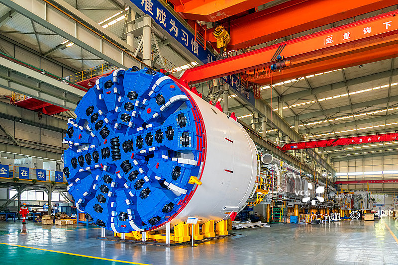 现代工厂厂房盾构机生产线内景图片素材