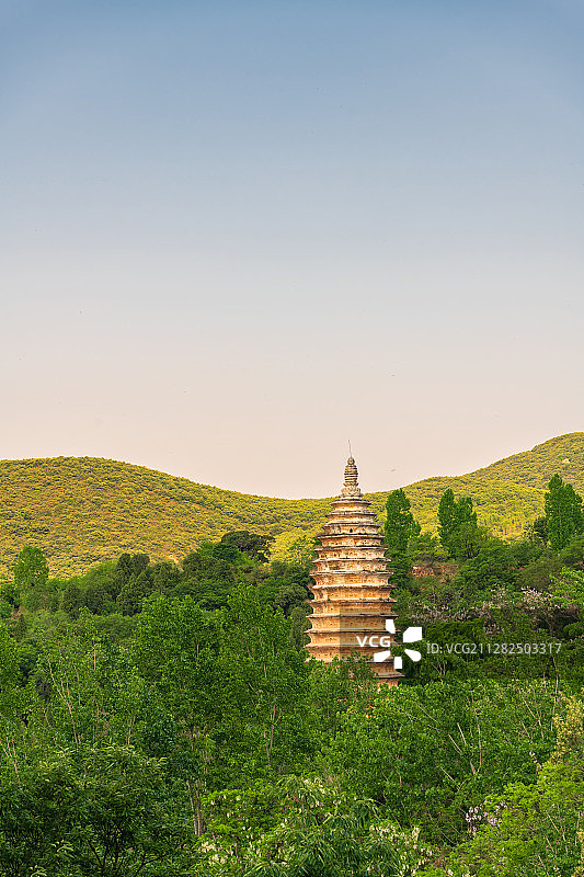 世界文化遗产中国现存最早砖塔河南登封嵩山嵩岳寺塔户外风光图片素材