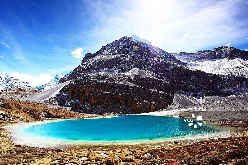 亚丁牛奶海，川西高原的一颗绿宝石图片素材