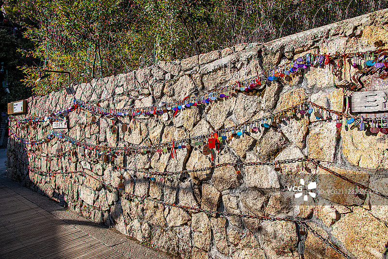 江西上饶三清山女神峰观景台同心锁墙图片素材