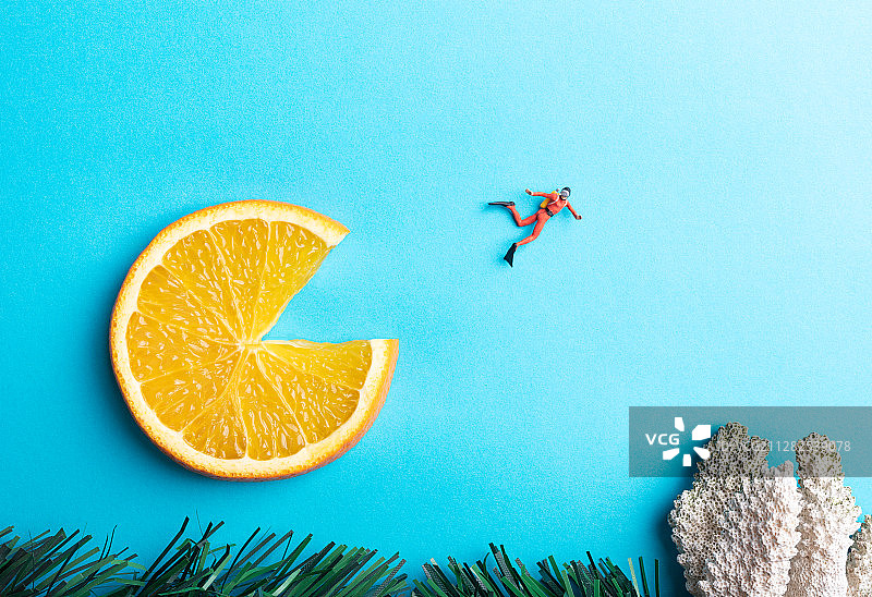 橙子切片海底珊瑚海草与潜水员图片素材