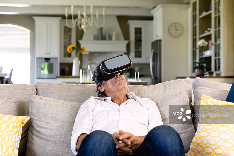 男人在家中度过时光图片素材