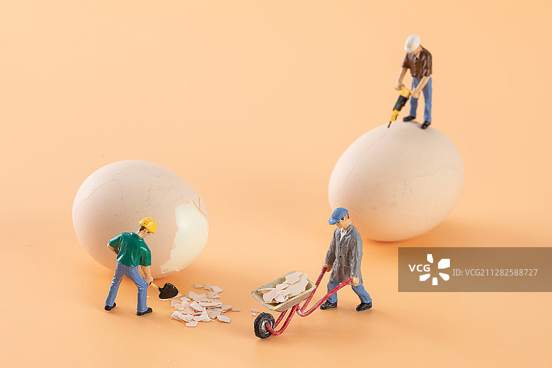 创意微型工人对熟鸡蛋施工图片素材