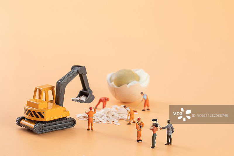 微观世界记者采访工人施工图片素材