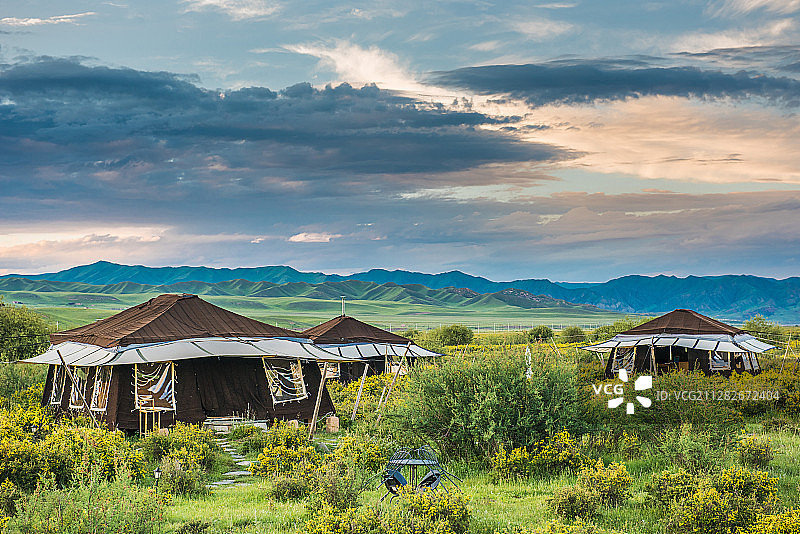 甘肃甘南诺尔丹帐篷营地图片素材