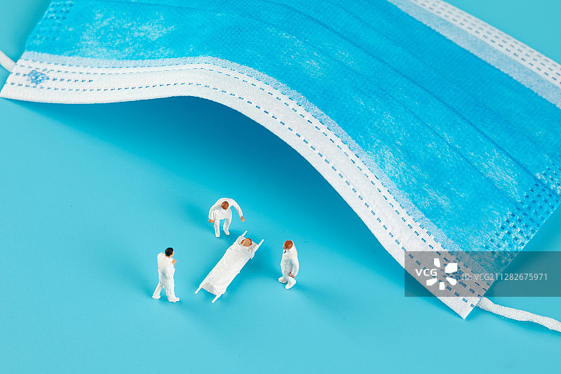 微型医生救治病人患者图片素材