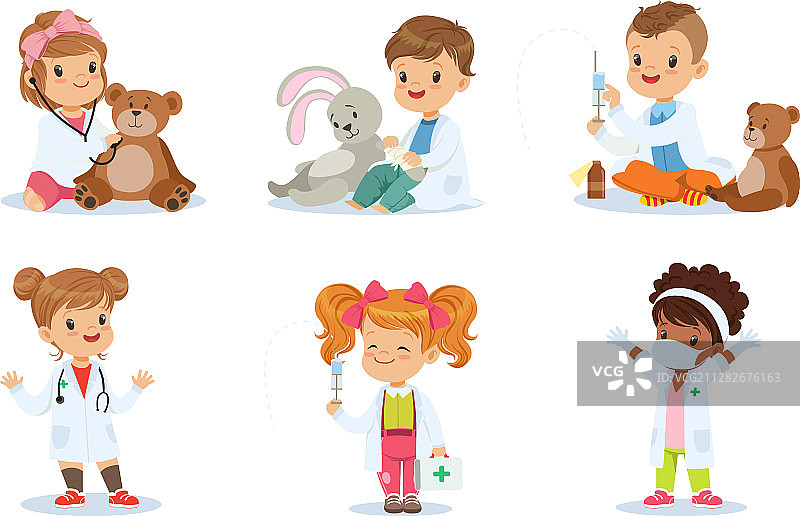 可爱孩子玩医生游戏，男孩和女孩图片素材