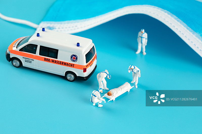 微型医生救治病人患者图片素材