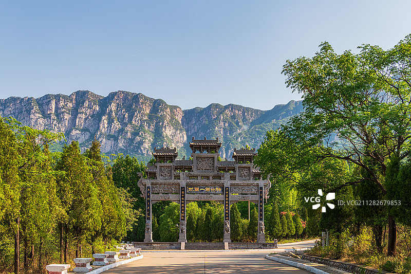 河南郑州登封嵩山嵩阳景区神州第一圣地牌坊户外风光图片素材