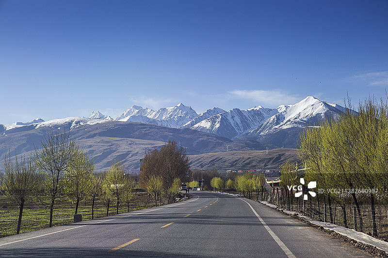 川西高原雪山公路风光图片素材