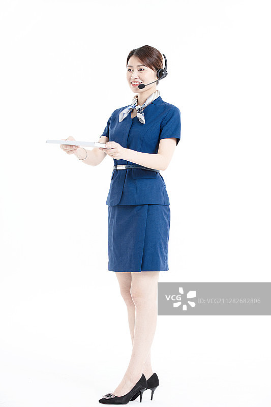 带着耳麦穿着职业装的年轻女性图片素材