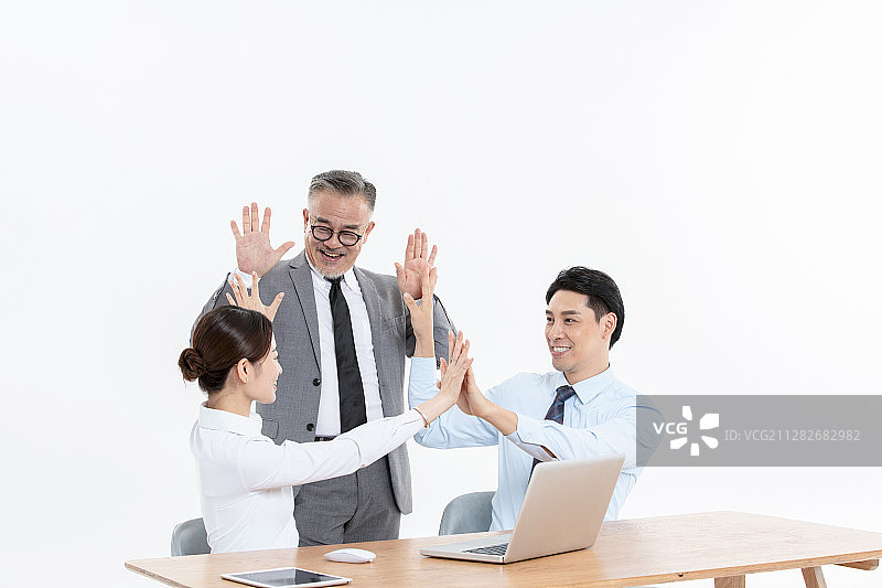 在办公桌前商议的小团队图片素材