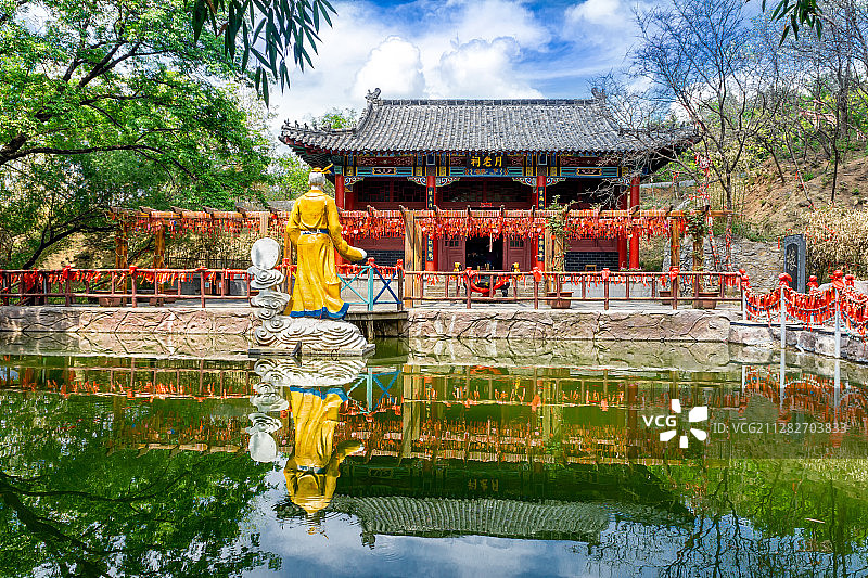 雪山彩虹谷月老祠图片素材