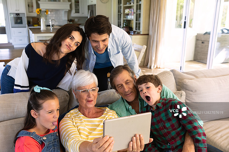 一家人在家共度时光图片素材