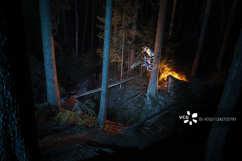 森林山地自行车自由骑行者图片素材