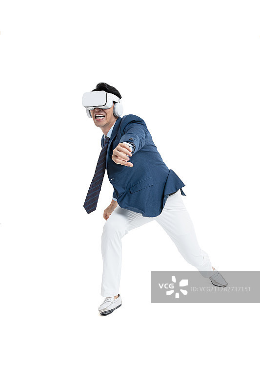 商务青年使用VR玩游戏图片素材