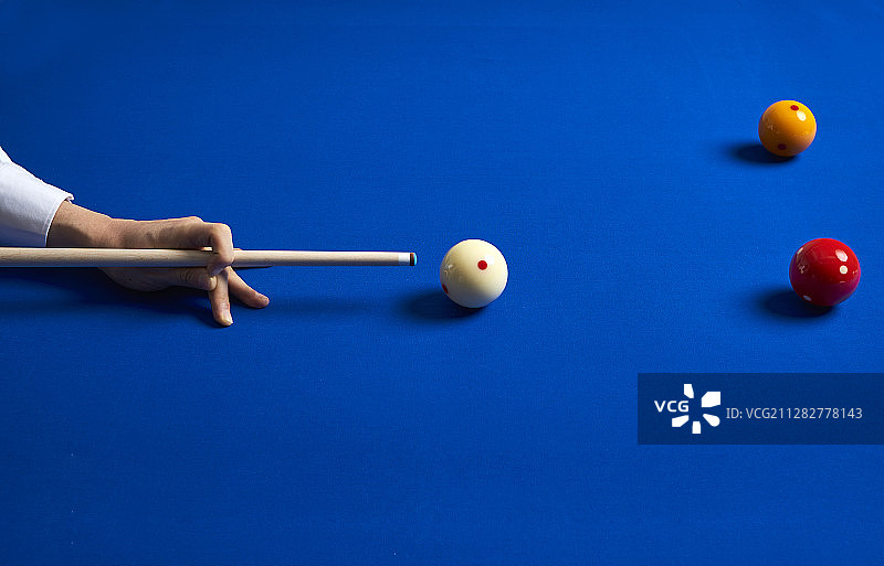 男子打台球图片素材