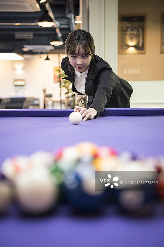 打台球的女人摄影图片素材