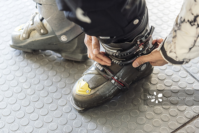 穿雪地靴的人图片素材