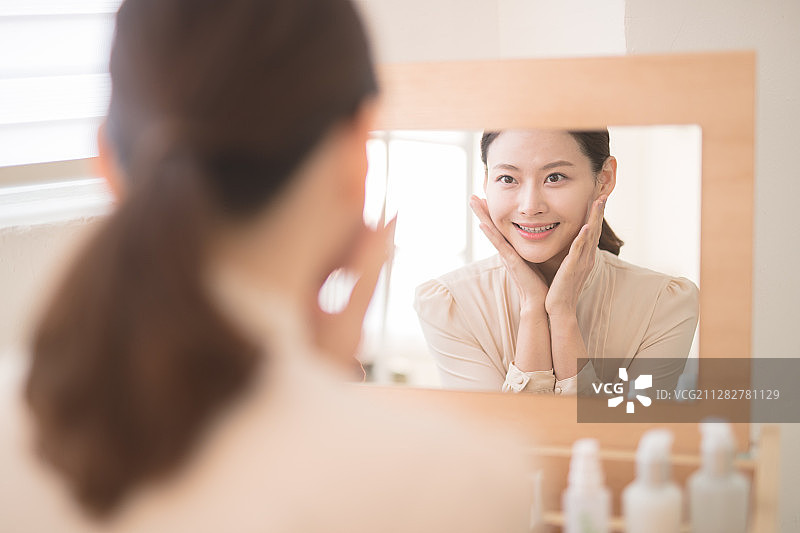 梳妆台前女人化妆摄影图片素材