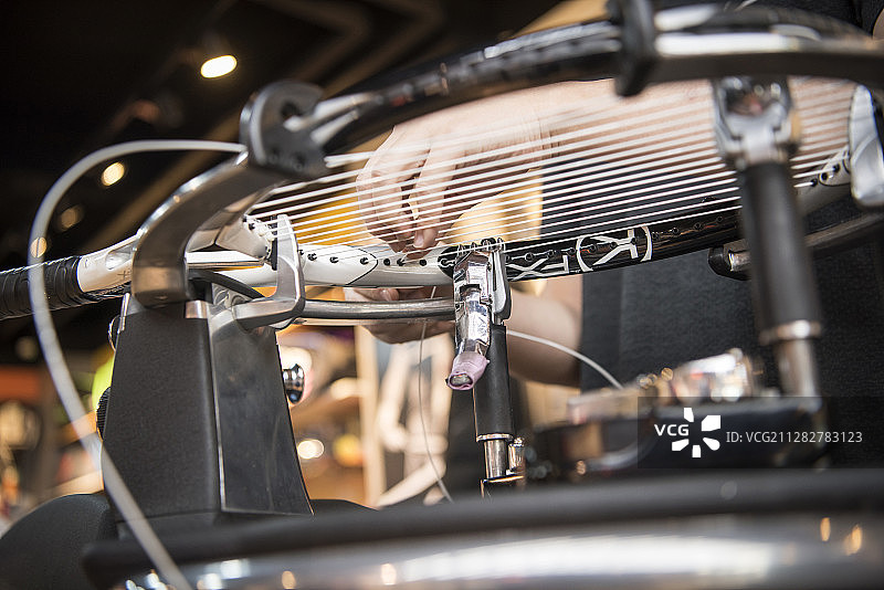 男人制作网球拍手工图片素材