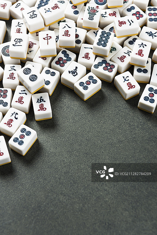 传统中国棋盘游戏和骰子特写图片素材