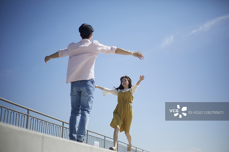 情侣在楼梯扶手旁拥抱摄影图片素材