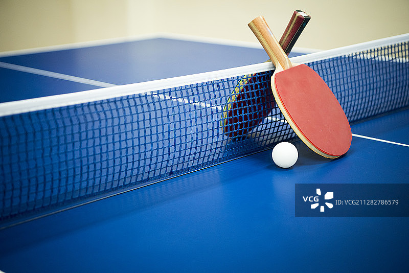 乒乓球桌上的乒乓球拍和球照片图片素材