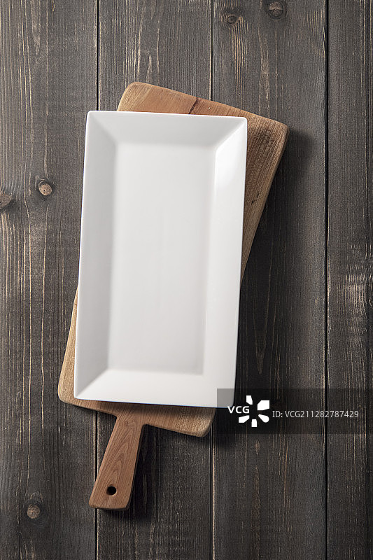 木地板上砧板上的盘子摄影图片素材