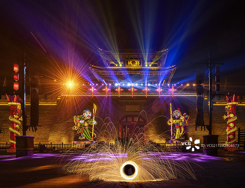 山东郓城水浒好汉城灯光秀图片素材