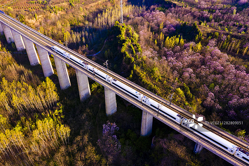 驶过春天图片素材