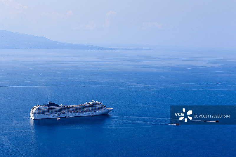 地中海邮轮行驶在阿尔巴尼亚萨兰达附近的亚得里亚海域图片素材