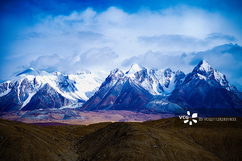 新疆喀什地区帕米尔高原冰山公格尔山图片素材
