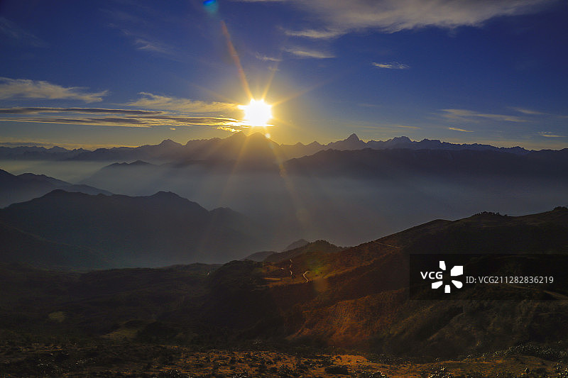 夕阳西下，拍摄与贡嘎雪山群图片素材
