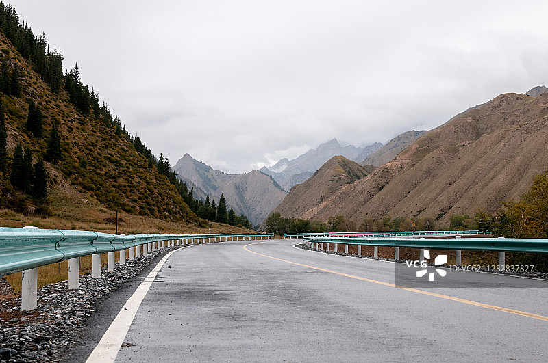 汽车广告背景  荒漠公路 越野路线图片素材