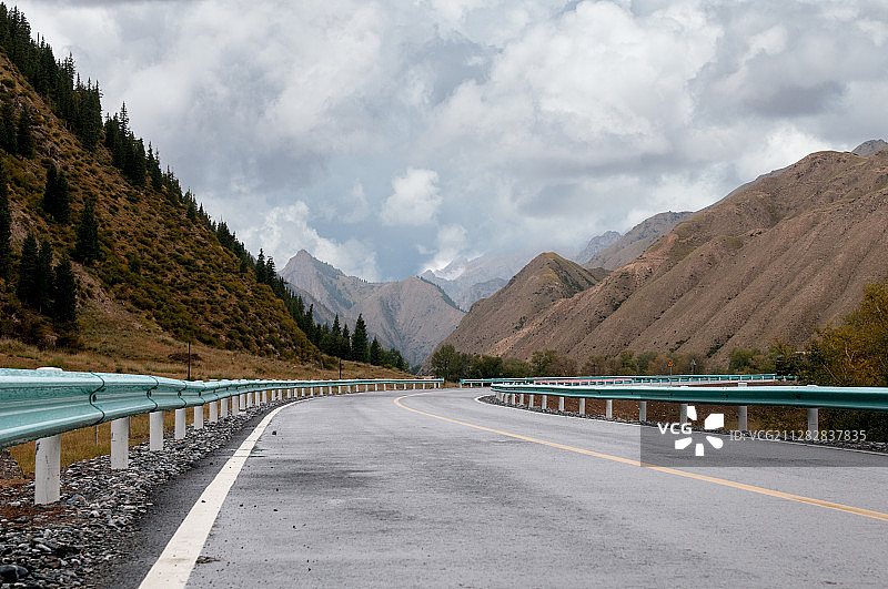 汽车广告背景  荒漠公路 越野路线图片素材