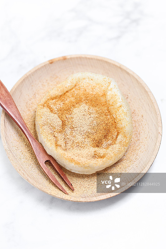 放在白色背景上的传统小吃糯米糍粑图片素材