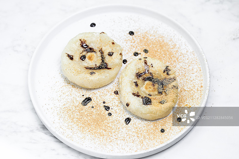 洒了黄豆粉的湖北施恩传统小吃麻糍图片素材