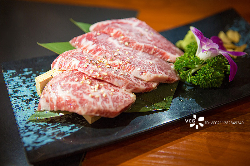 精致美味的新鲜烤牛肉食材。图片素材