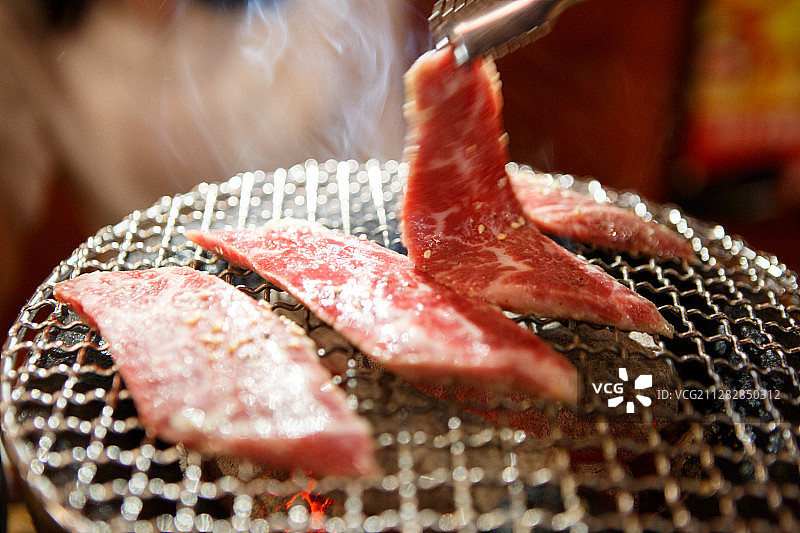 美味诱人的烤牛肉大餐。图片素材
