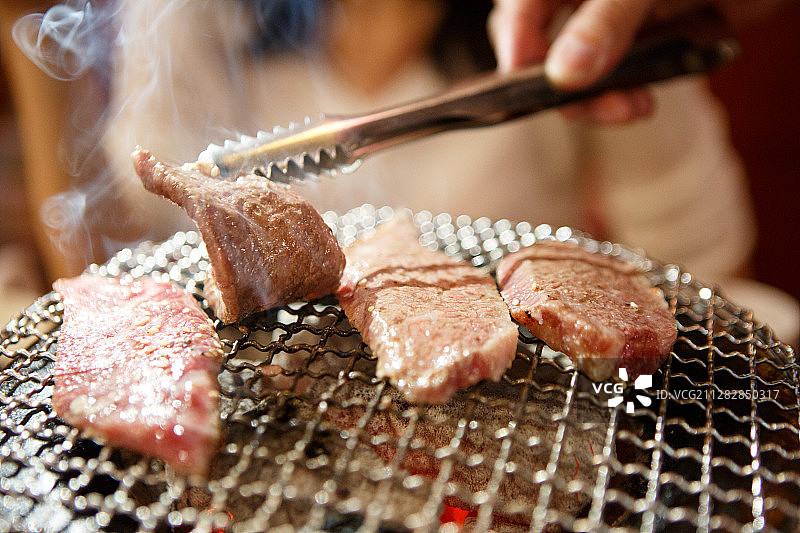 美味诱人的烤牛肉大餐。图片素材