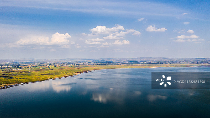 内蒙古乌兰察布凉城岱海风景区蓝天白云水平如镜图片素材