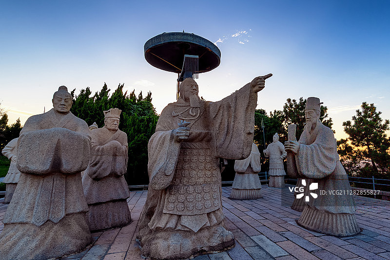 青岛琅琊台秦始皇雕塑图片素材