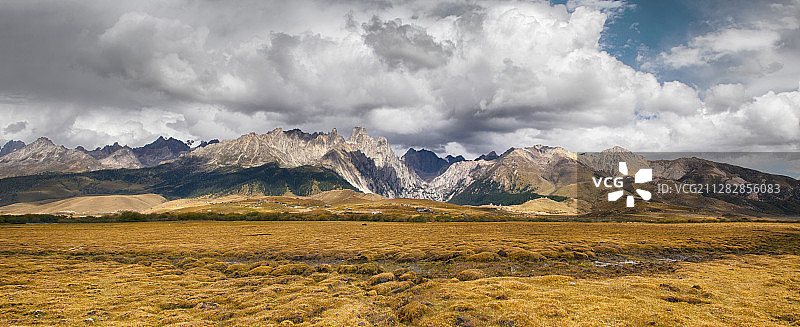 措普沟内扎金甲博神山与章德大草原图片素材
