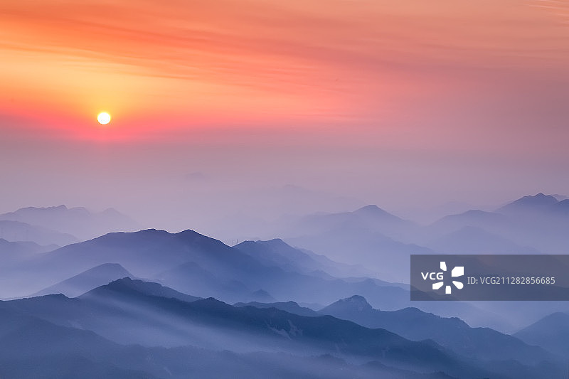 日出雾灵，缥缈如梦图片素材