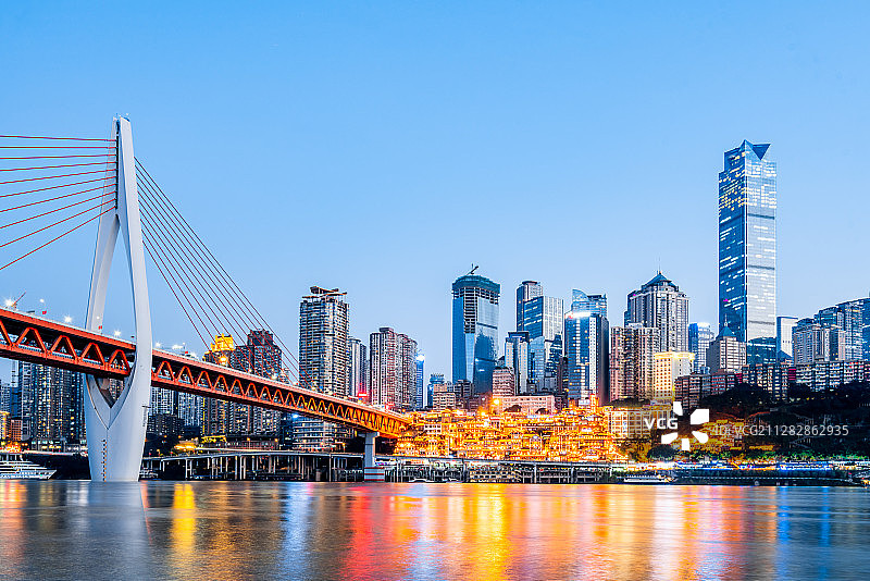 中国重庆市洪崖洞和千厮门大桥夜景风光图片素材
