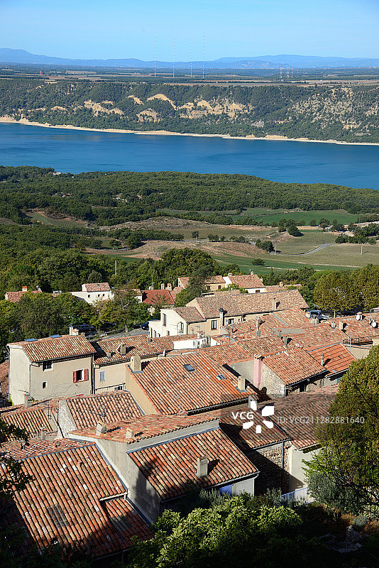 艾吉讷村和圣十字湖风光，普罗旺斯图片素材