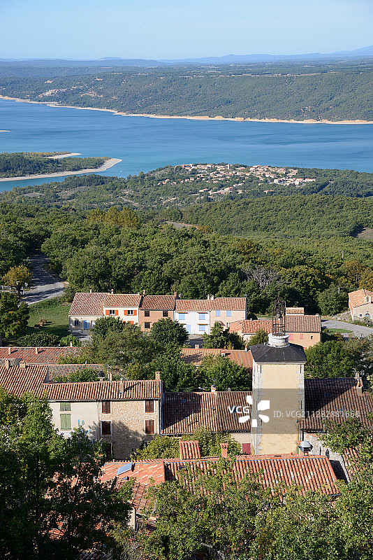 艾吉讷村和圣十字湖风光，普罗旺斯图片素材