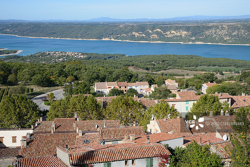 艾吉讷村和圣十字湖景色，普罗旺斯图片素材