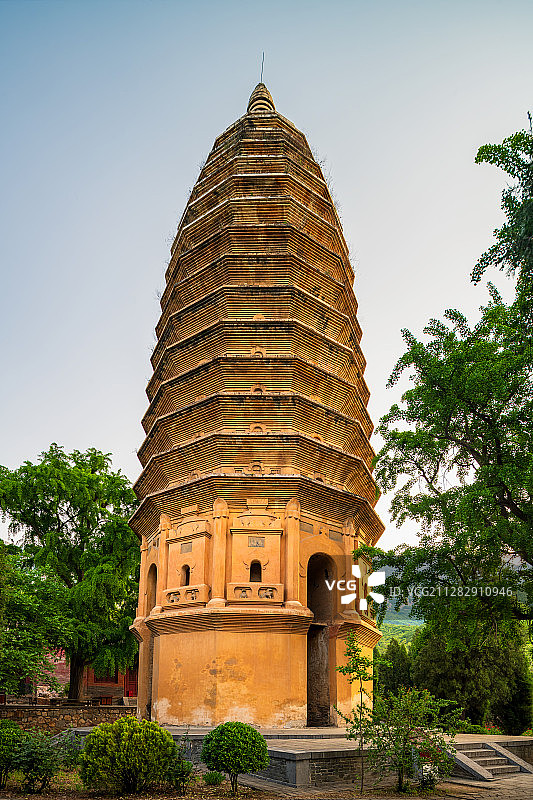 世界文化遗产中国现存最早砖塔河南登封嵩山嵩岳寺塔户外风光图片素材